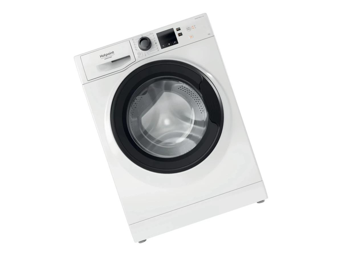 Técnico reparando lavadora Ariston