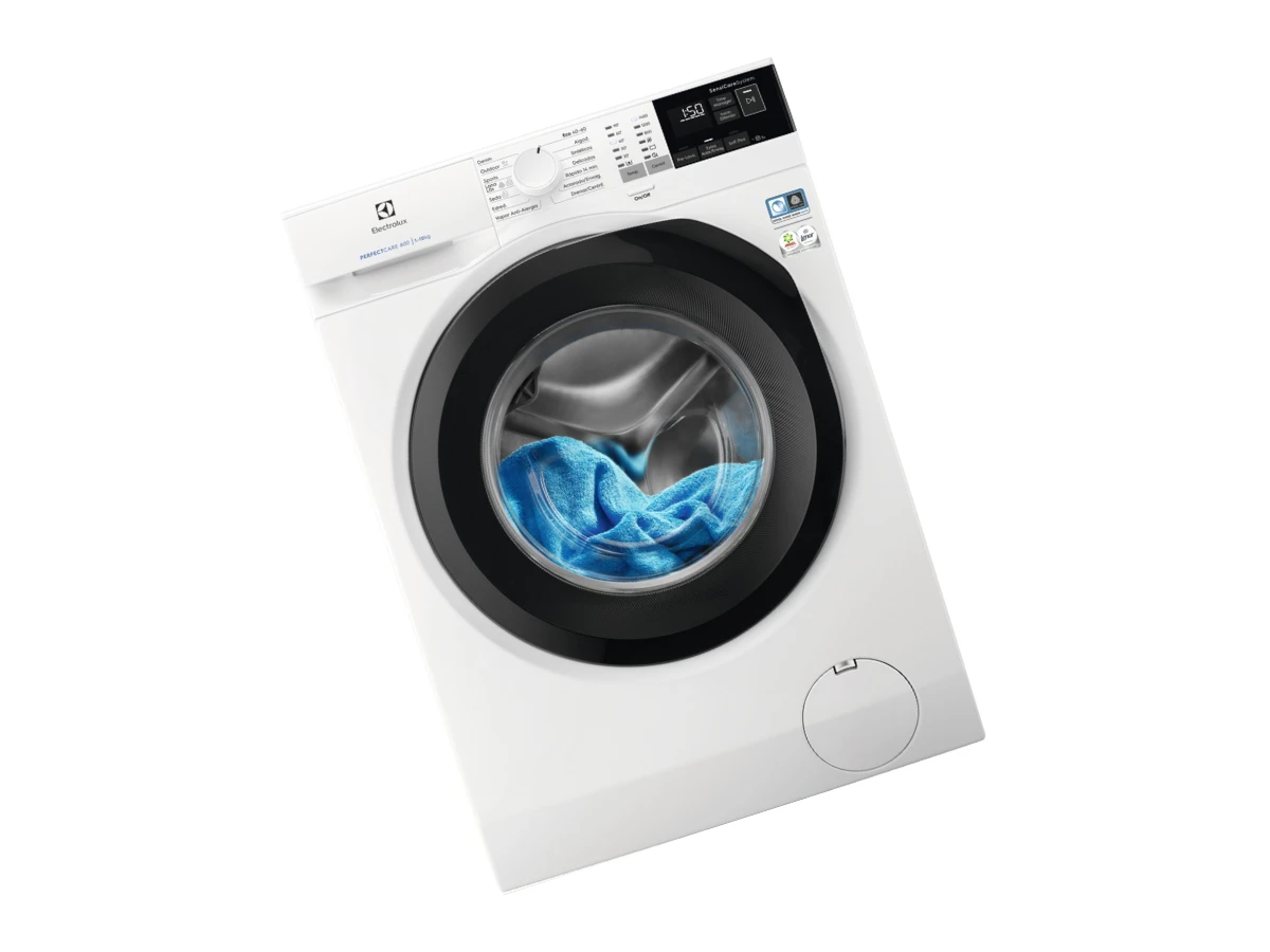 Técnico reparando lavadora Electrolux