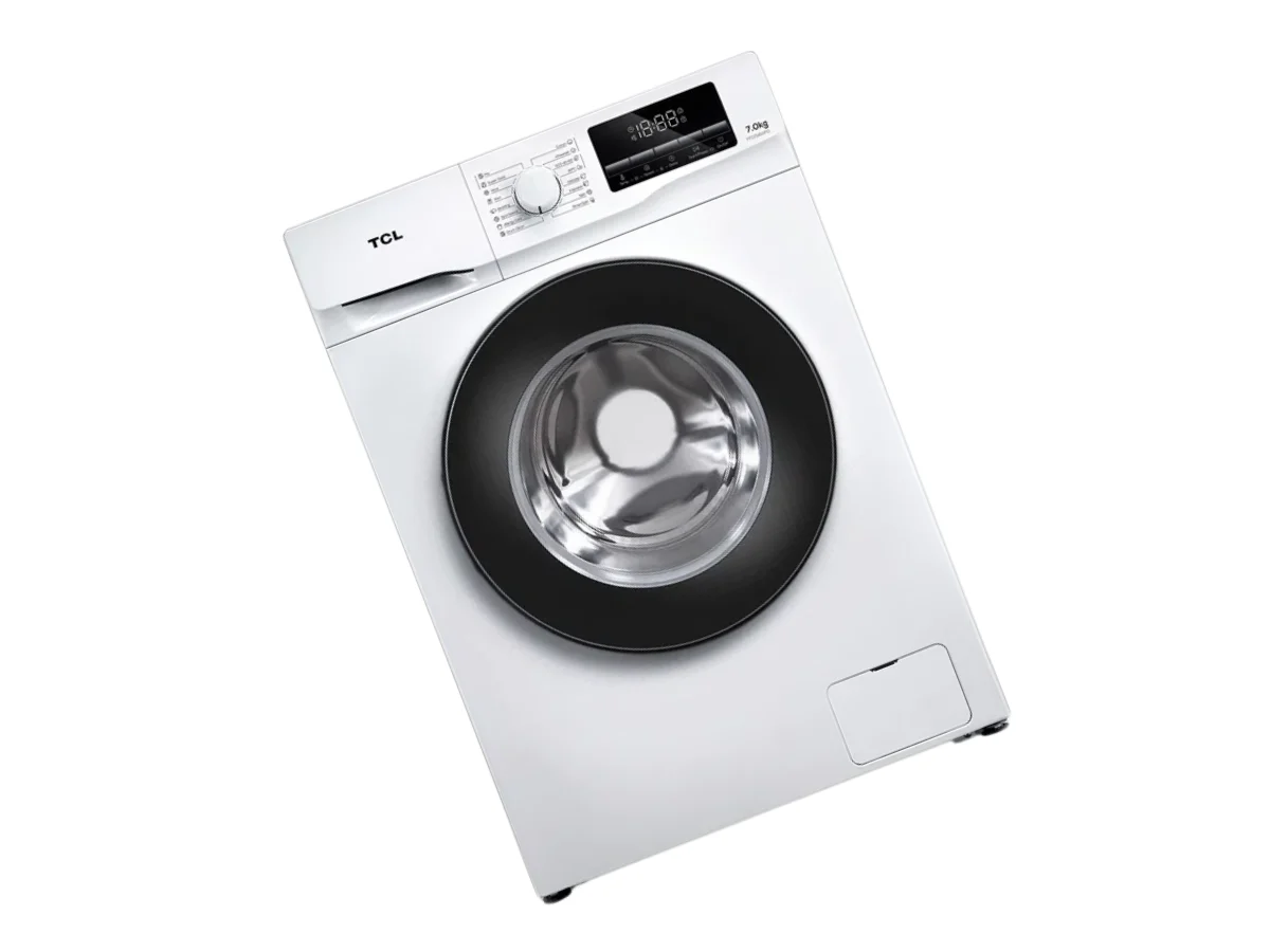 Técnico reparando lavadora TCL