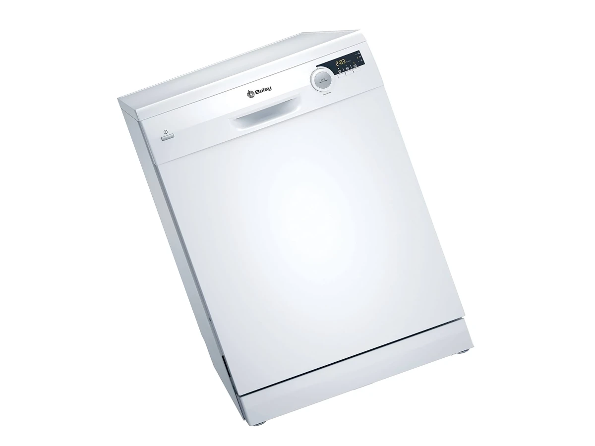 Técnico reparando lavavajillas Balay