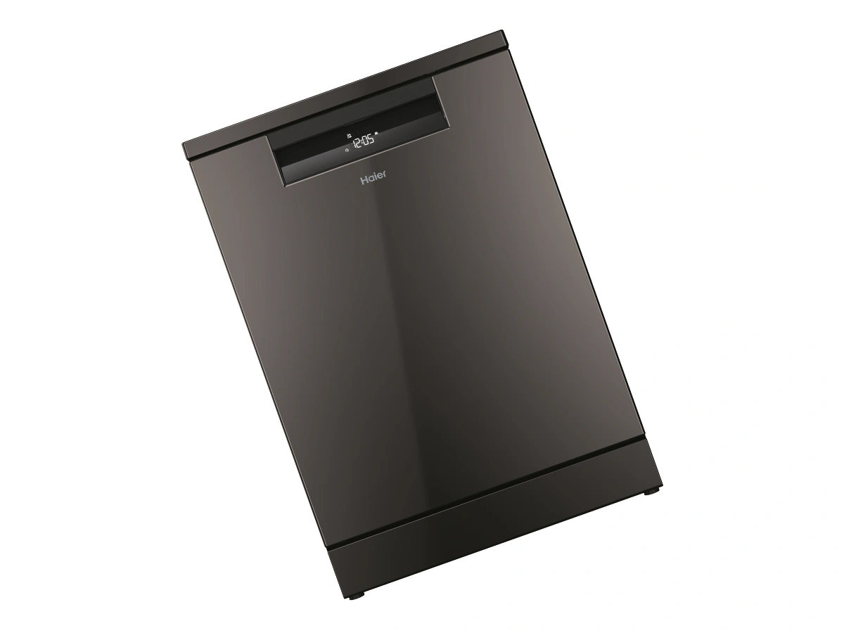 Técnico reparando lavavajillas Haier