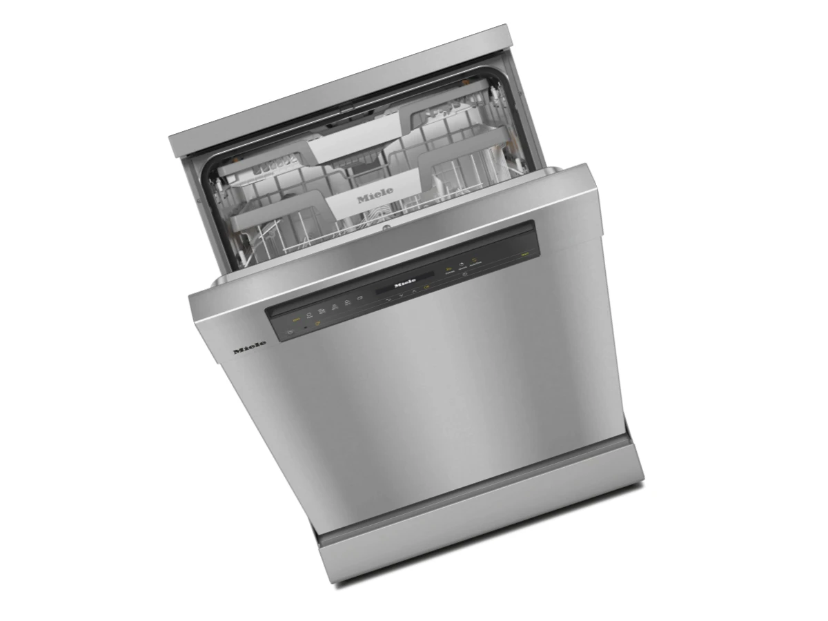 Técnico reparando lavavajillas Miele