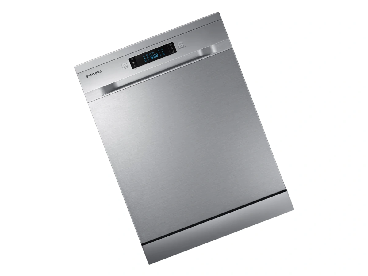 Técnico reparando lavavajillas Samsung