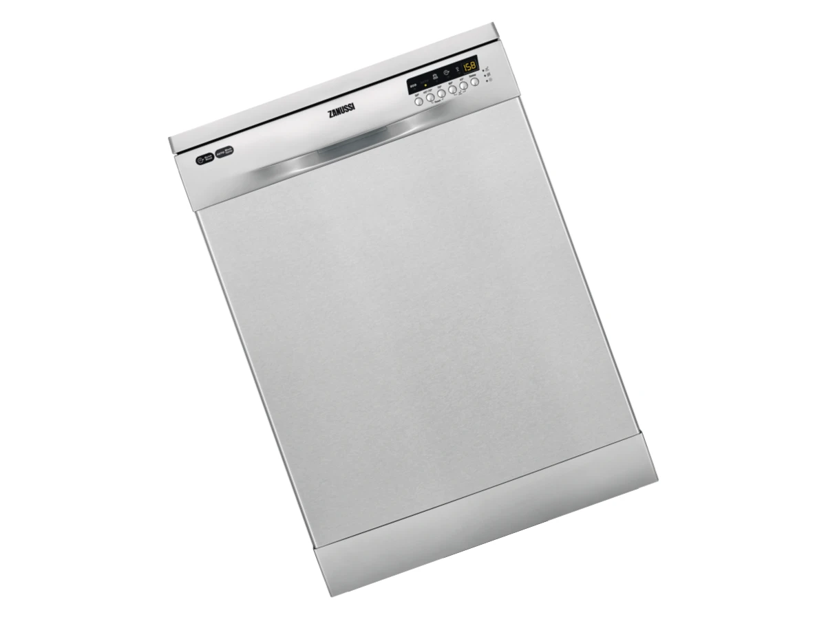 Técnico reparando lavavajillas Zanussi