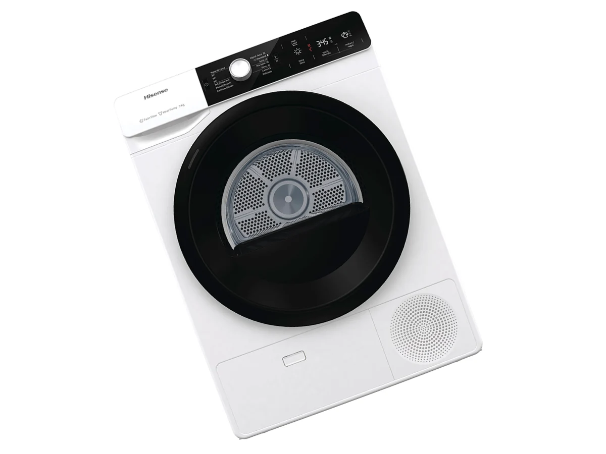 Técnico revisando secadora Hisense