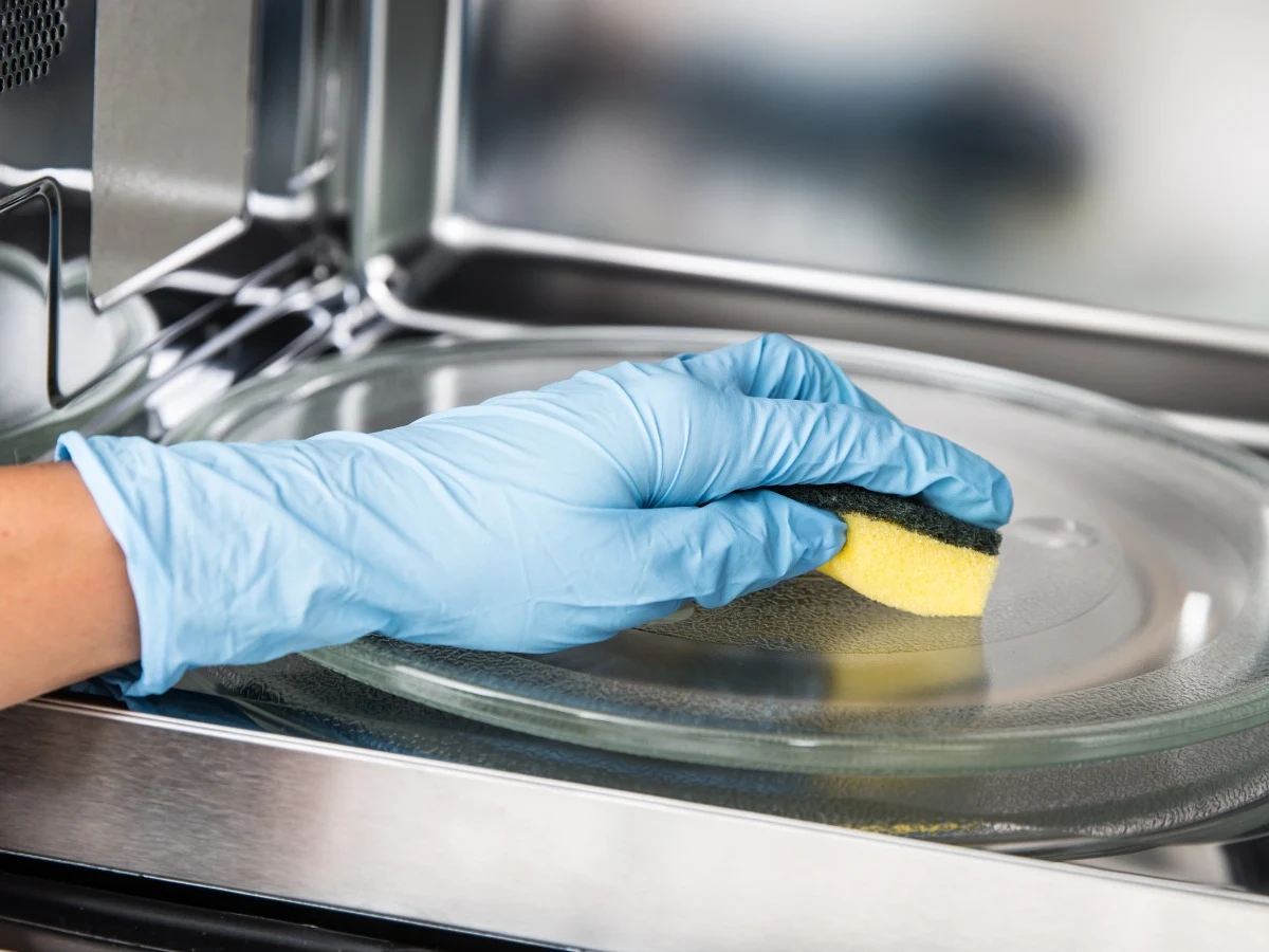 Interior de un microondas reluciente después de una limpieza profunda