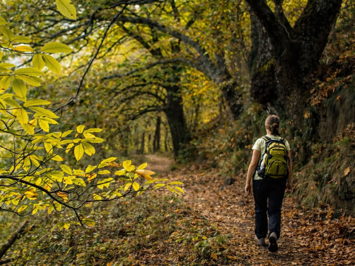 Senderista en El Bierzo con ropa técnica manchada de barro
