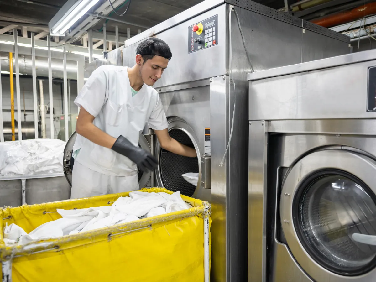 Bidones de detergente industrial conectados a sistema de dosificación automática