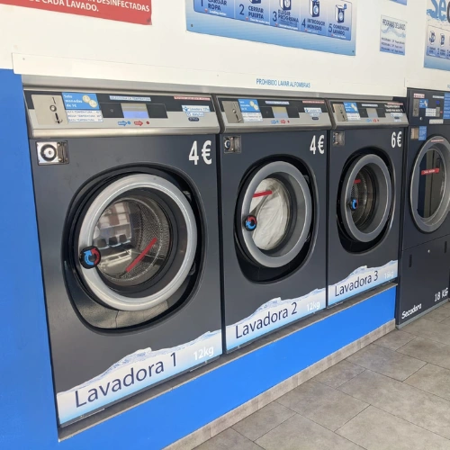 Interior de lavandería autoservicio LaColada