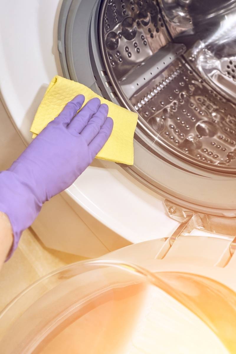 Cleaning dirty rubber from a washing machine