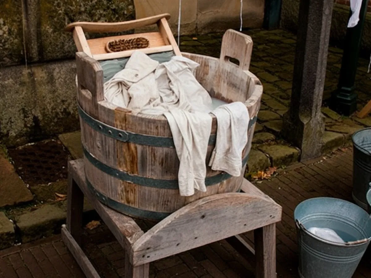 Evolución visual de la lavadora desde el barril de madera hasta la máquina moderna