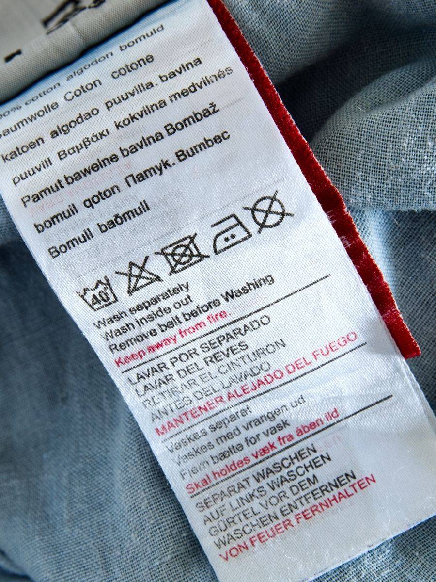 Etiqueta de composición de ropa mostrando porcentaje de elastano