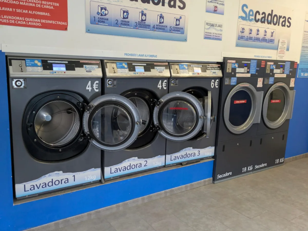 Student making the most of time with a laptop at LaColada Laundry Ponferrada while the washing machine spins