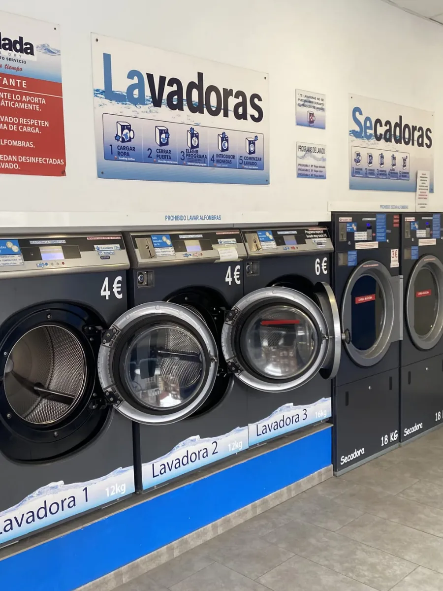 Interior moderno de LaColada Ponferrada con máquinas industriales