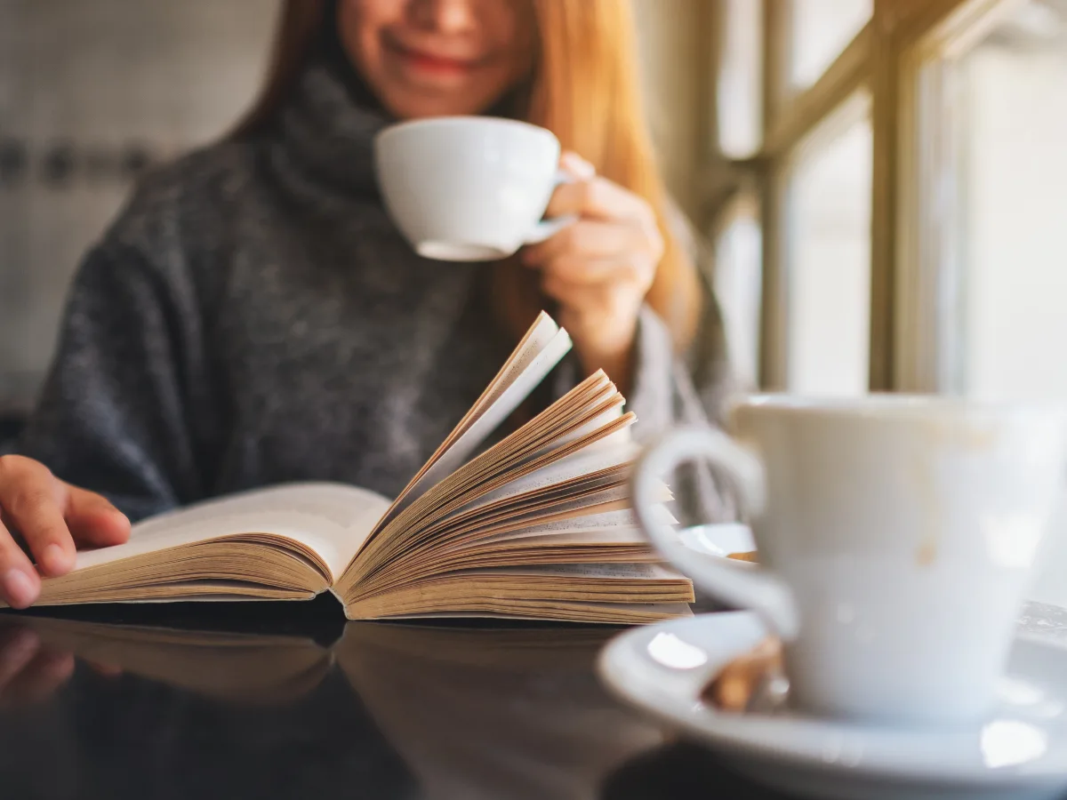 Persona leyendo tranquilamente mientras espera su ropa en LaColada Ponferrada