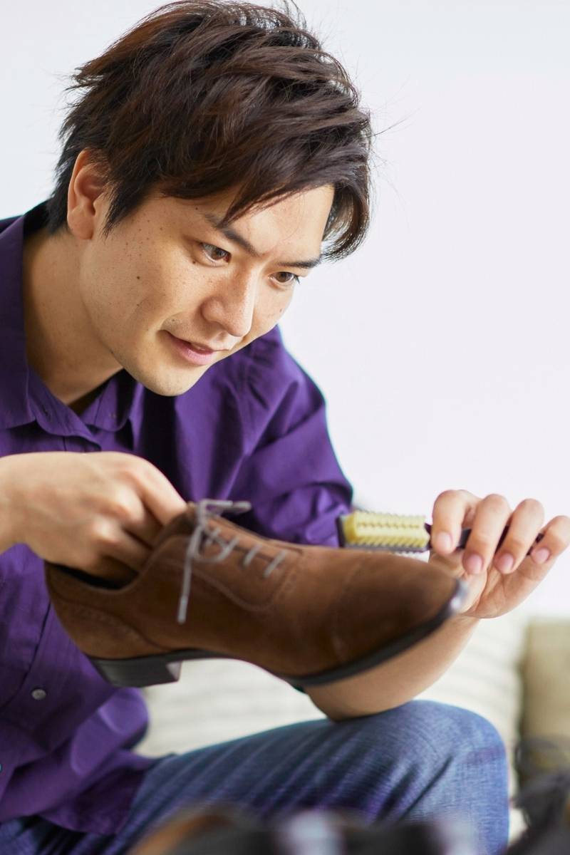 Cleaning suede shoes with brush