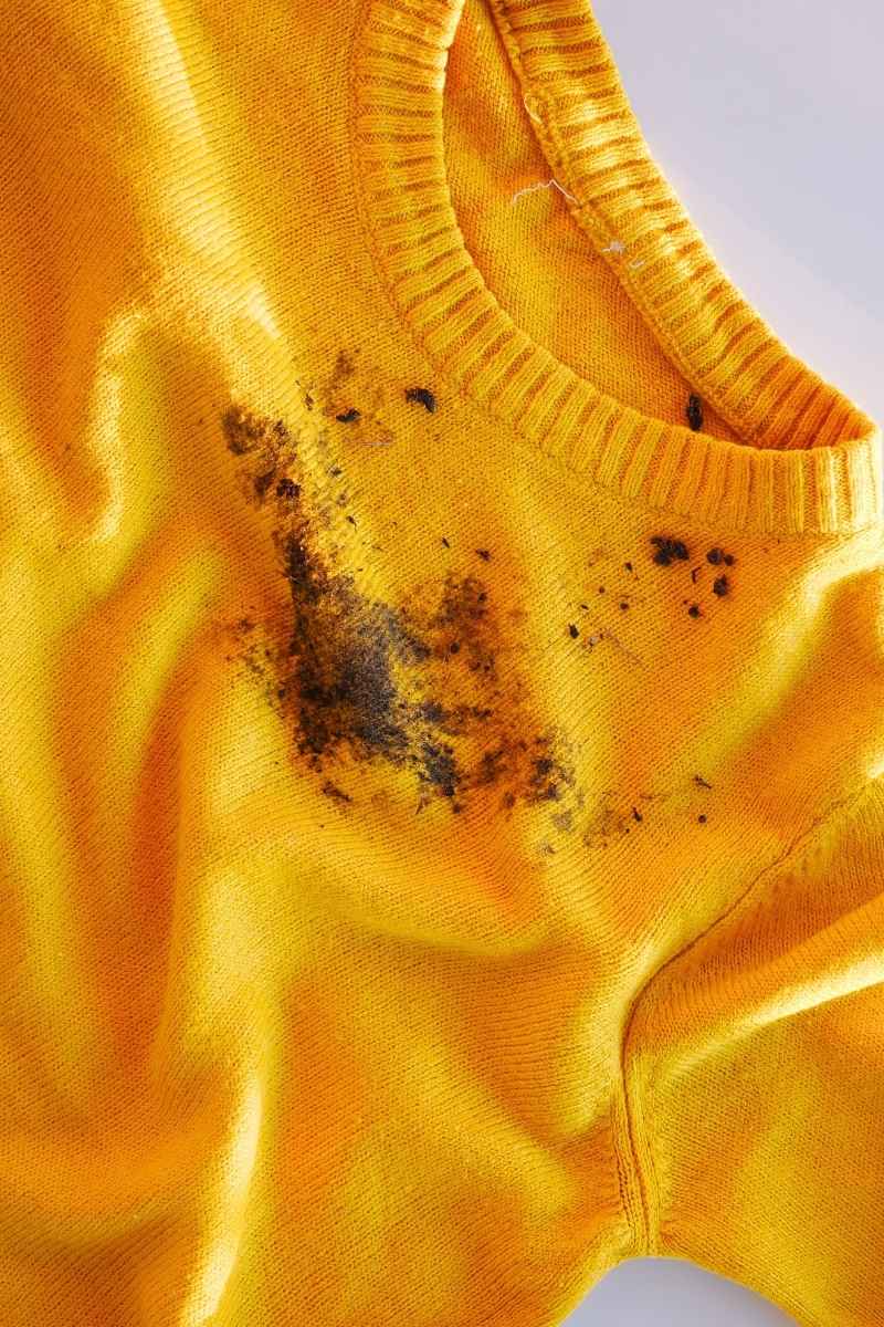 Mancha persistente de aceite en la ropa