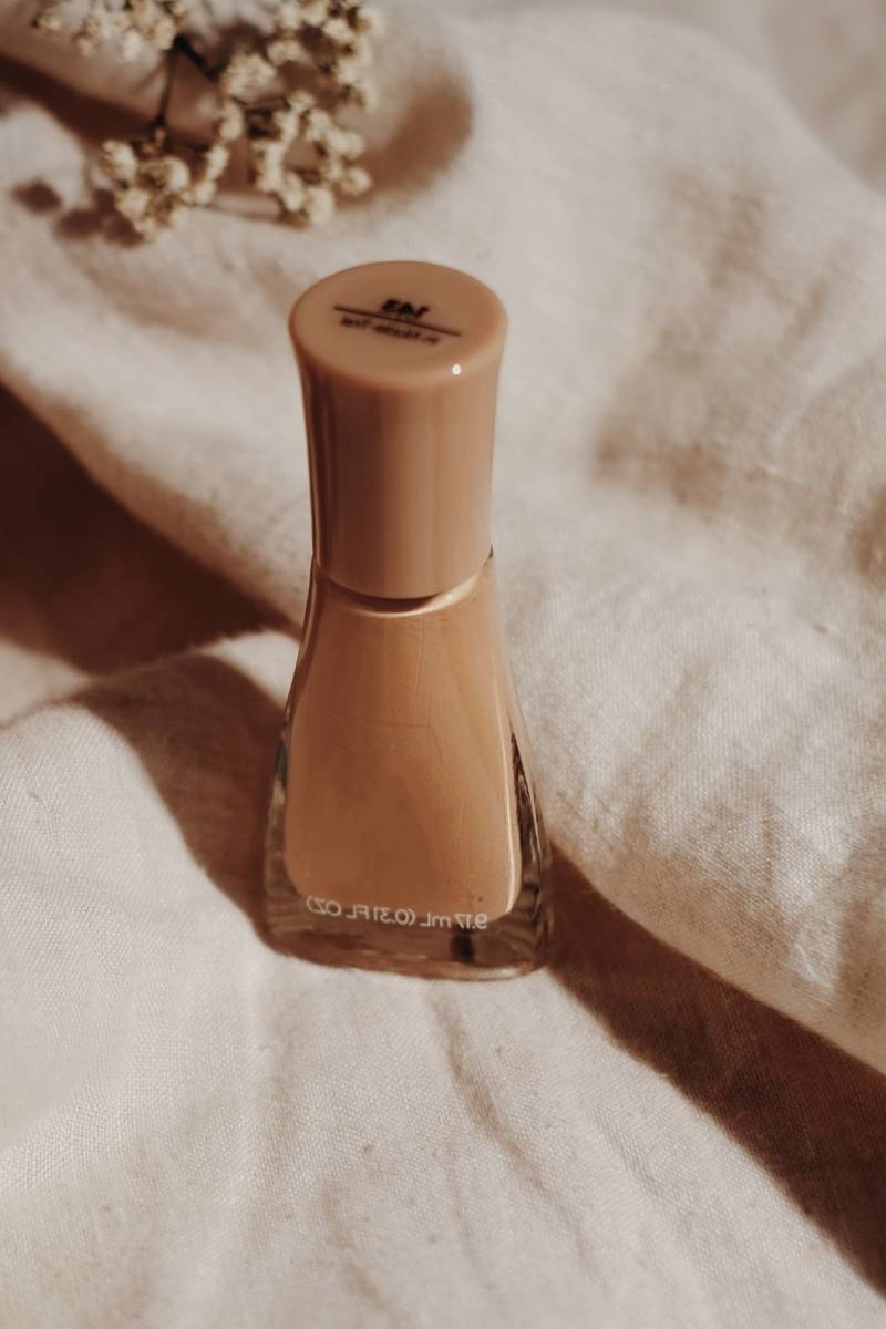 Quitar mancha de esmalte de uñas de la ropa