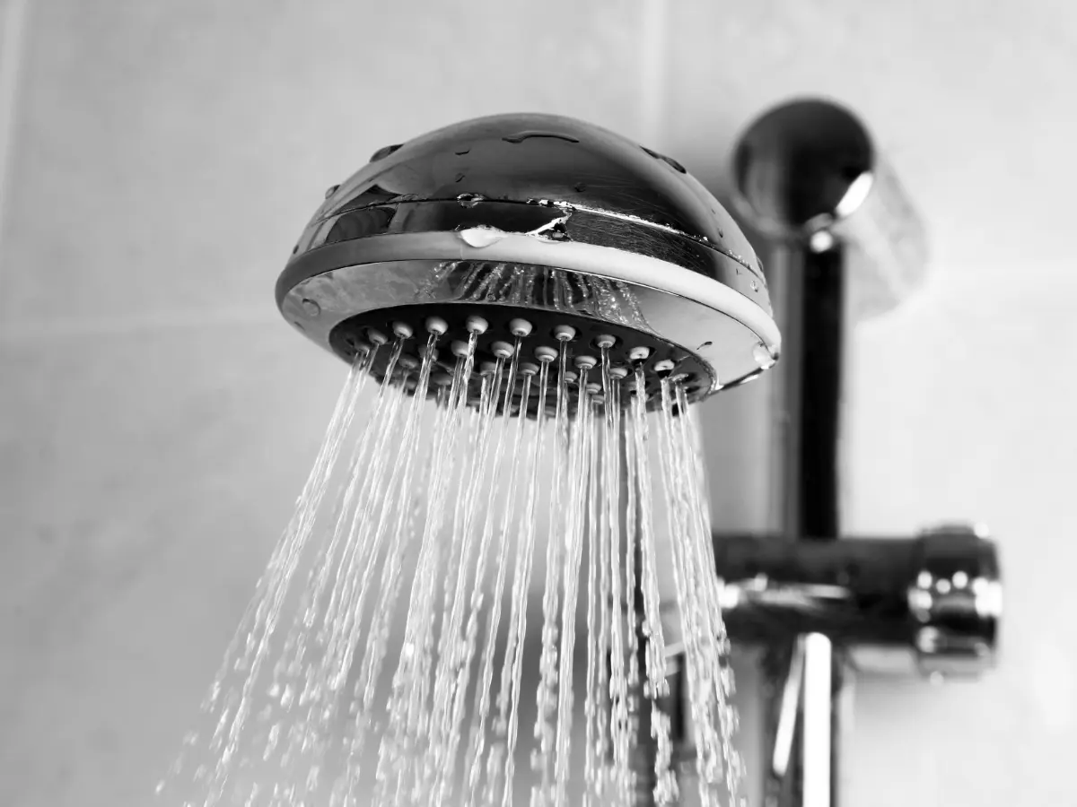 Agua cristalina cayendo de una ducha con filtro instalado