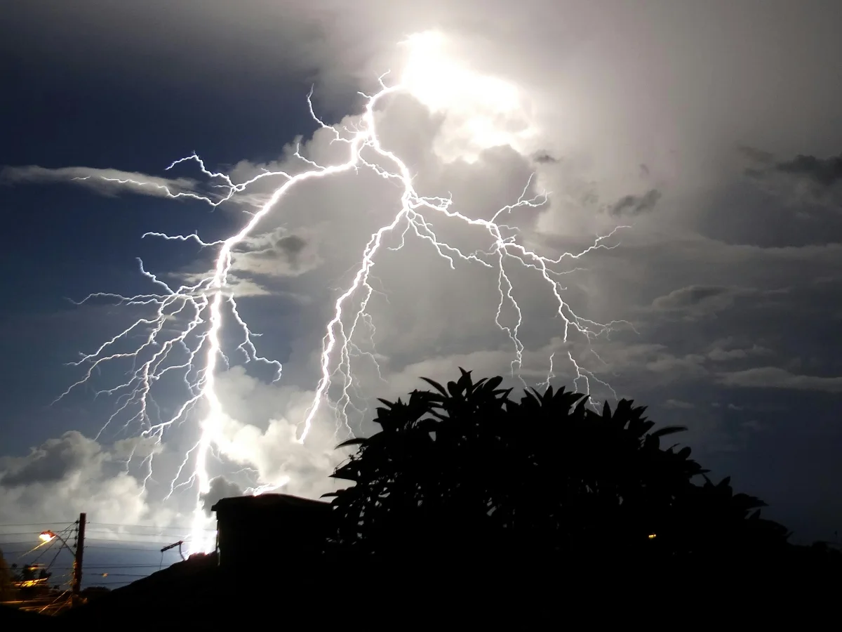 Placa electrónica de lavadora dañada por una subida de tensión