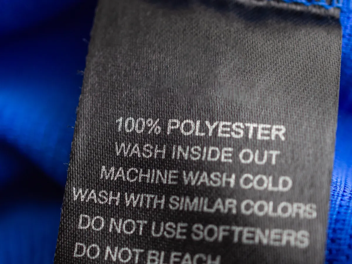 Cómo lavar poliéster: Evita el mal olor y las arrugas