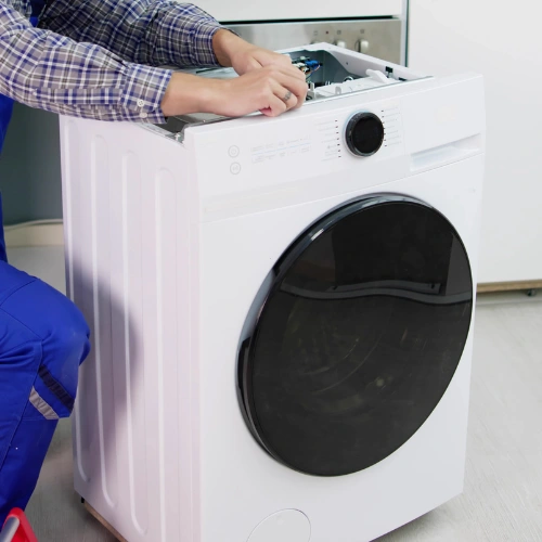 Técnico revisando filtro lavadora