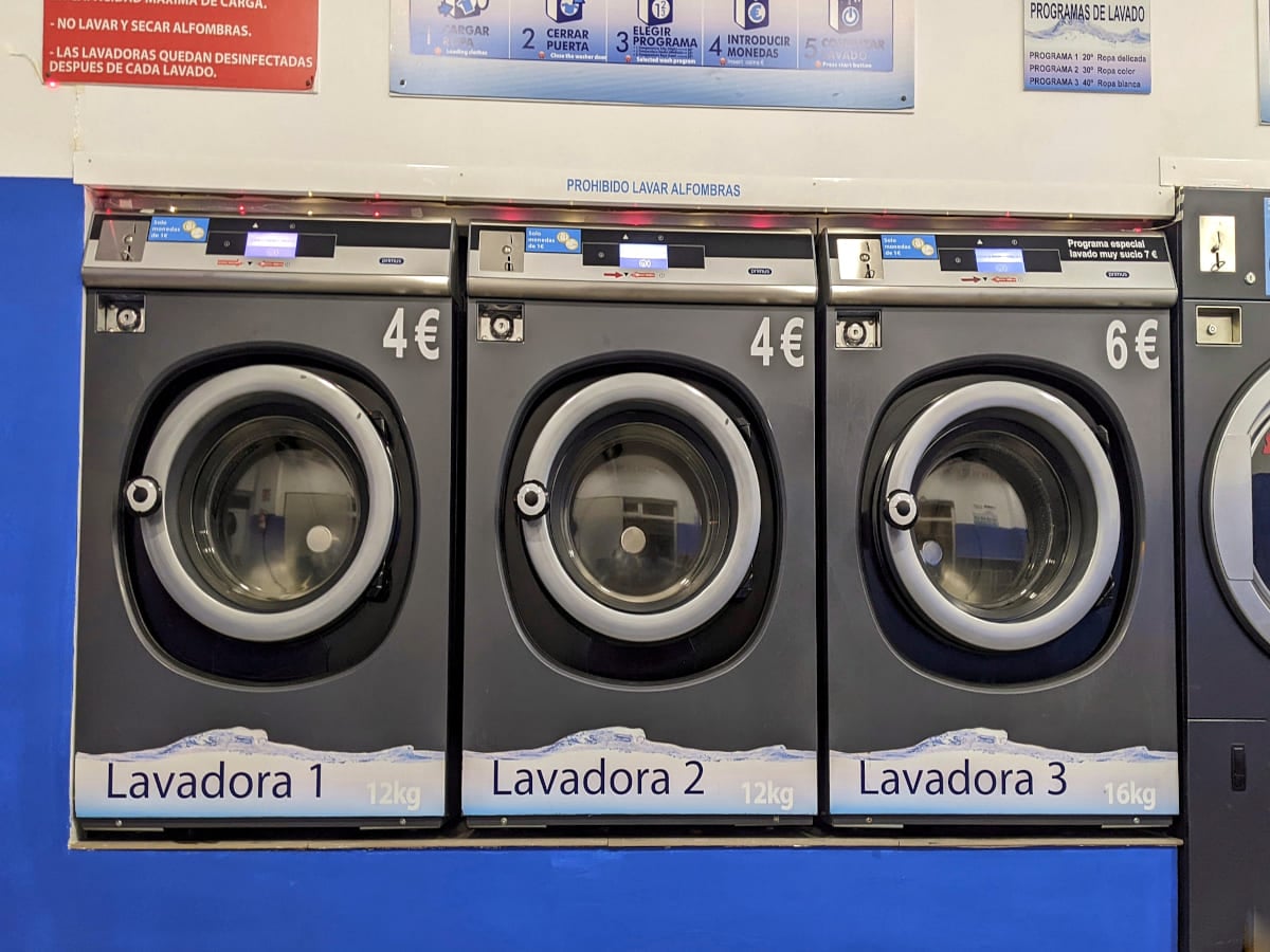 Lacolada Laundry Clean and Dry. Automatic washers and dryers to disinfect wash and dry clothes